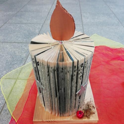 Kerzen, gefaltet aus alten Bücher 