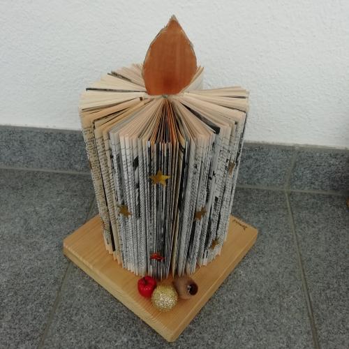 Kerzen, gefaltet aus alten Bücher 