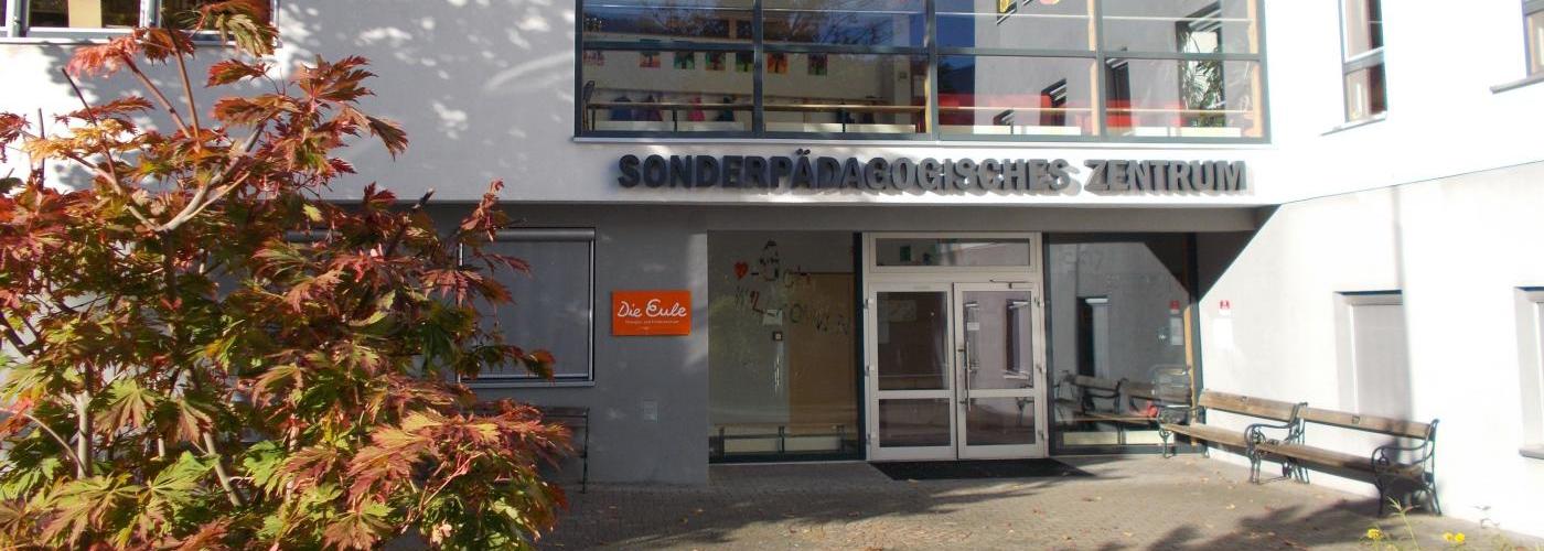 Schulgebäude Außenansicht Sommer